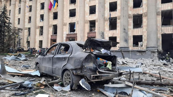 Российские снаряды попали в Харьковскую ОГА, оперный театр, филармонию и жилые дома