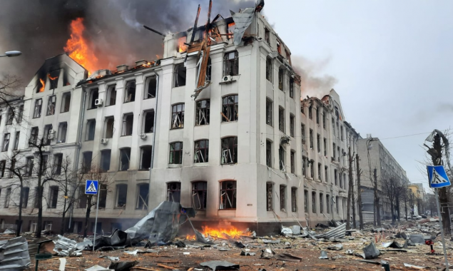 Через обстріли у Харкові горить дах будівлі обласного управління внутрішніх справ та житлові будинки