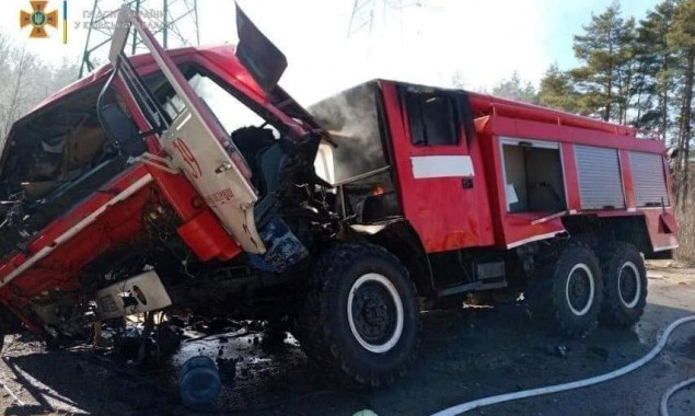 На Київщині автомобіль ДСНС підірвався на вибуховому пристрої, 8 рятувальників у лікарні
