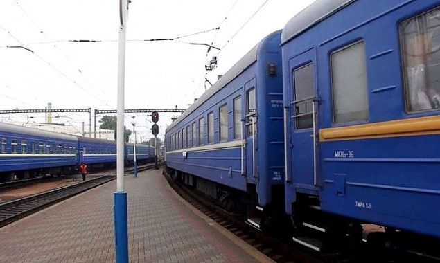 Через обстріл рашистів на Київщині пошкоджено контактну мережу залізниці, потяги затримуються