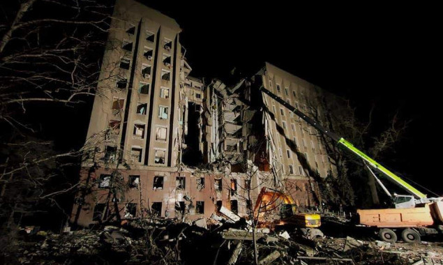 У Миколаєві ракета влучила в будівлю облдержадміністрації: 16 людей загинуло