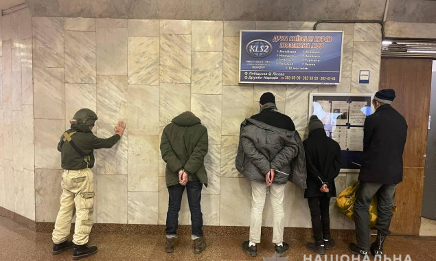 В Киеве на станции метро задержали пятерых диверсантов (фото)