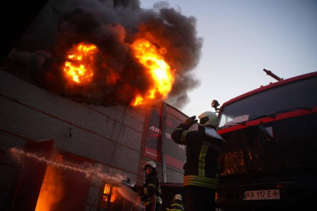 У Києві через ворожий обстріл виникли пожежі у Святошинському районі, є загиблі