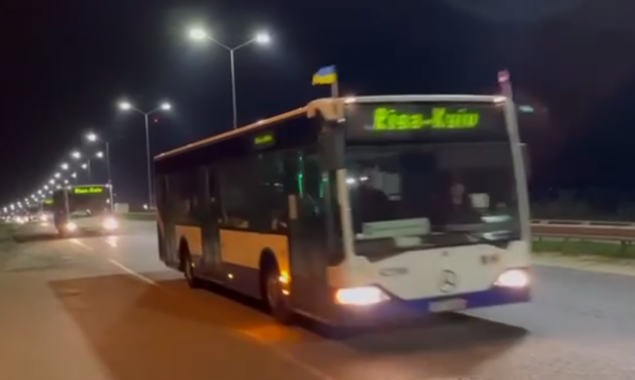 До Києва прямують 11 пасажирських автобусів, які передала Києву влада Риги (відео)