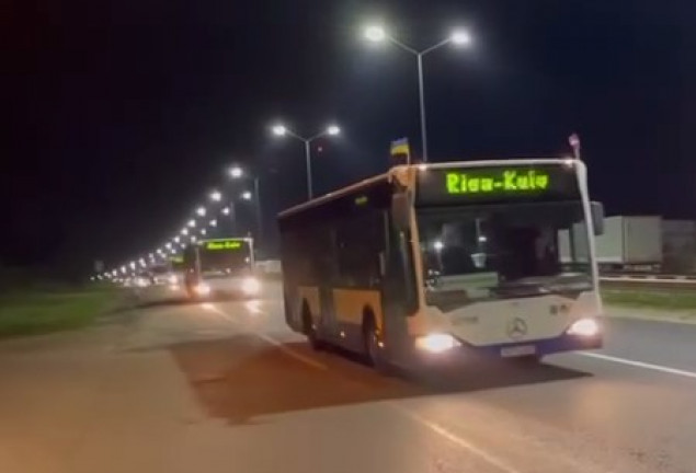До Києва прямує “подарунок” від Риги: 11 нових автобусів з 80 тонами гуманітарної допомоги (відео)