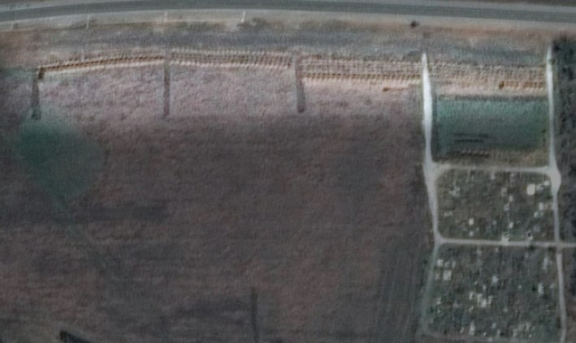 Компанія Maxar показала супутникові знімки 300-метрової могили у Мангуші