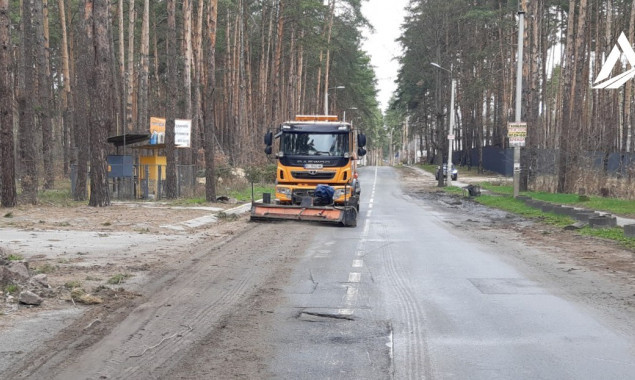 Укравтодор почав прибирати дороги Ворзеля (фото)