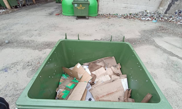 Киян просять зминати паперову і пластикову упаковку та бляшанки, щоб зменшити об’єми сміття