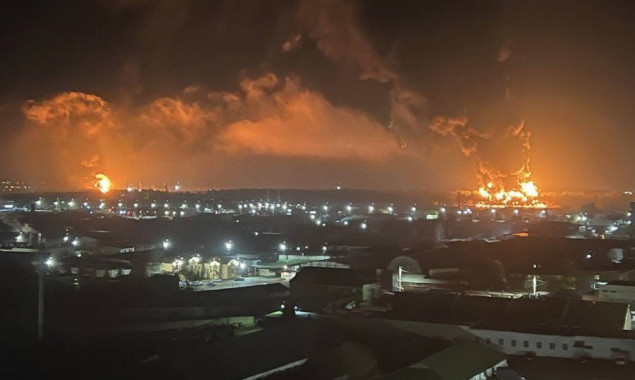 У російському Брянську вночі загорілася нафтобаза