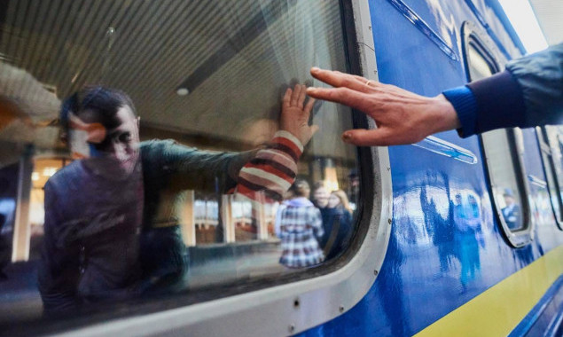 Під обстріли рашистів потрапило 5 залізничних станцій України, УЗ повідомляє про затримку потягів