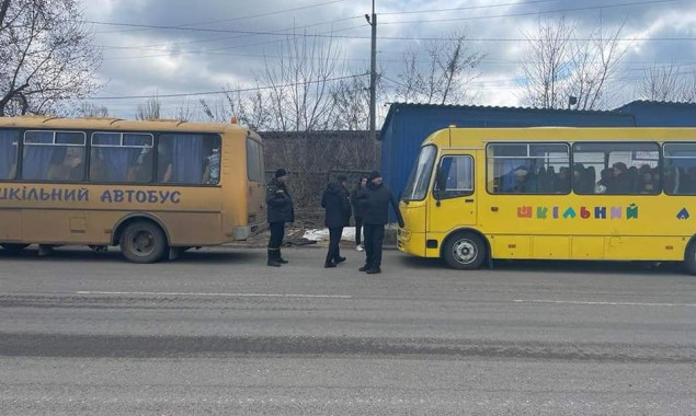 Окупанти третю добу тримають колону автобусів, яка мала евакуювать людей з Бердянська, Токмака та Енергодару
