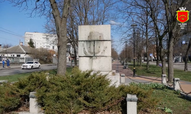 У Білій Церкві на Київщині демонтували пам’ятник російському гренадеру (відео)