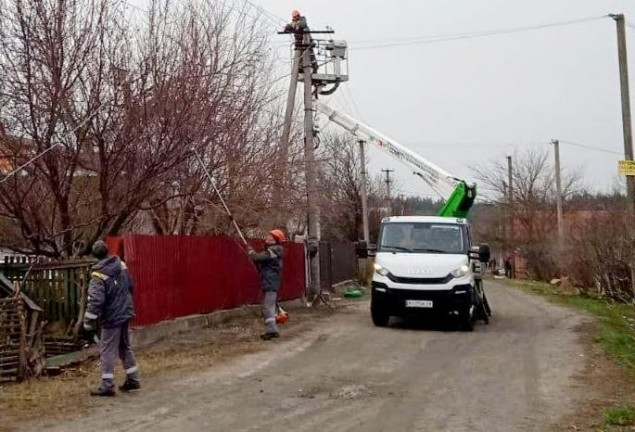 Майже 500 населених пунктів на Київщині залишаються без електропостачання