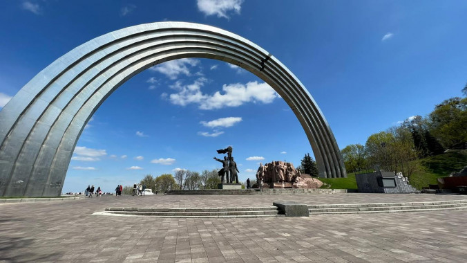 В Києві починаються роботи з демонтажу скульптур арки “дружби народів”