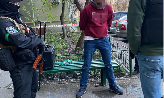 В Києві чоловік влаштував стрілянину на вулиці Озерній та погрожував поліціянтам гранатою