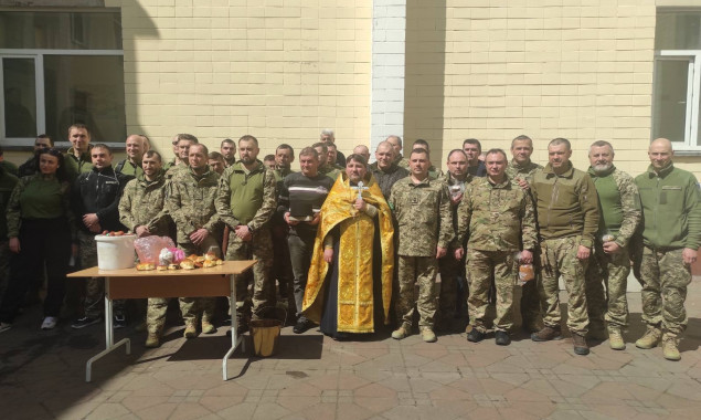 Священик з Києва разом з українцями із США допомагає армії