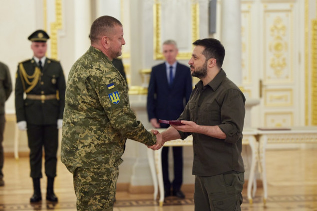 Першим кавалером нової української відзнаки - Хреста бойових заслуг став Головнокомандувач ЗСУ Залужний