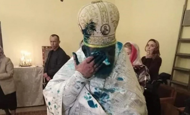 Священика Львівської єпархії УПЦ облили зеленкою під час літургії