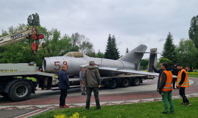В Броварах на Київщині демонтують радянський літак