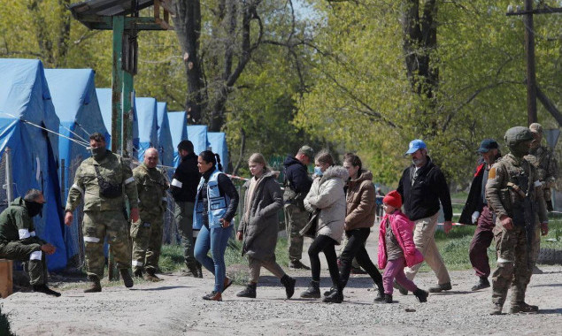 ЗМІ показали фото евакуації перших ста маріупольців з оточеної ворогом “Азовсталі”