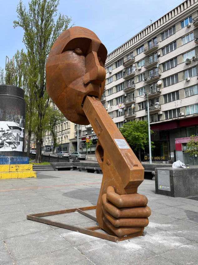 В центрі Києва встановили тимчасову інсталяцію “Zастрелись"