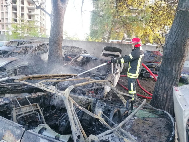 На Позняках у Києві на штрафмайданчику згоріло сім автомобілів