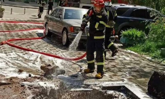 У Печерському районі столиці двоє робітників постраждали внаслідок загоряння газової труби