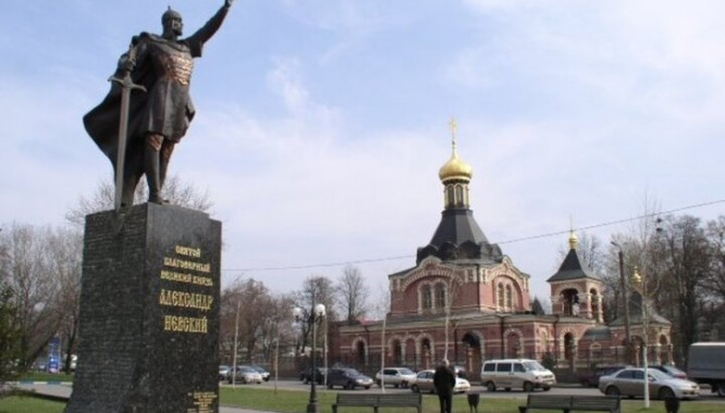 У Харькові знесли бронзову скульптуру святого Олександра Невського (відео)