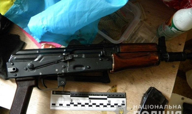 В Києві поліцейські викрили чоловіка, який зберігав в кімнаті гуртожитку зброю та набої