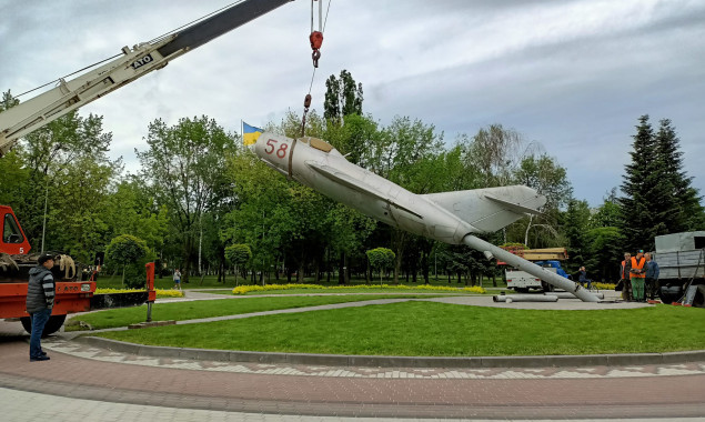 Радянський літак з парку в Броварах на Київщині передадуть до Державного музею авіації
