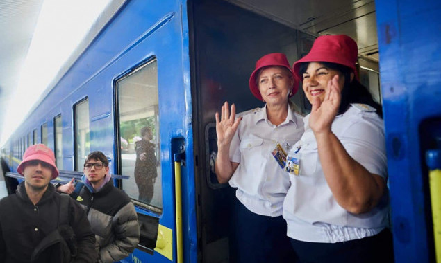 На рейсах потягу “Стефанія Експрес” пасажирам даруватимуть панамки з автографом лідера гурту Kalush