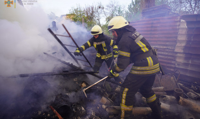 Через пожежу у приватному будинку Києва загинула жінка