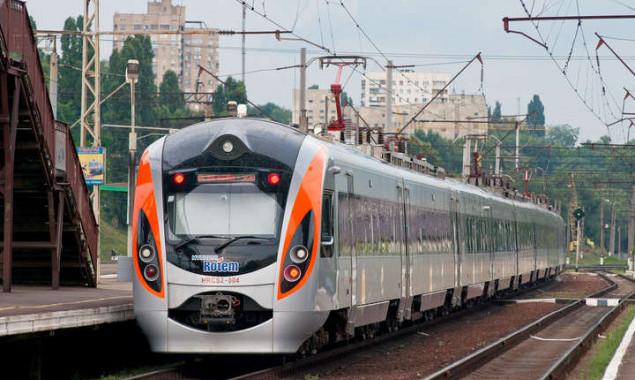 До кінця 2022 року українські поїзди підключать до інтернет від Starlink