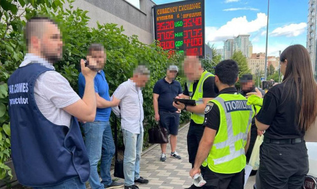 У Києві викрили схему продажу фальшивих посвідчень волонтера для виїзду за кордон