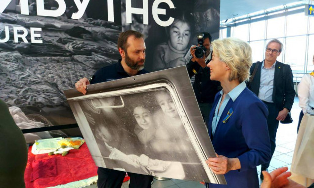 Урсула фон дер Ляєн відвідала виставку “Рятуючи майбутнє” на Центральному залізничному вокзалі у Києві