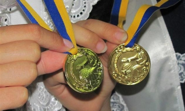 Цьогоріч 694 випускники на Київщині отримають золоті медалі