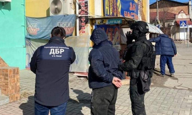 На Київщині за збут наркотиків поліцейського засудили до 6 років за гратами
