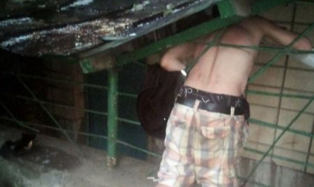 У Святошинському районі Києва рятувальники випилювали чоловіка, який застряг у металевій решітці