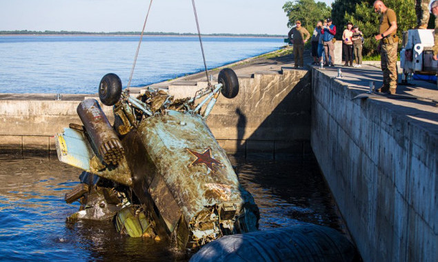 З дна Київського моря підняли збитий російський гелікоптер з екіпажем