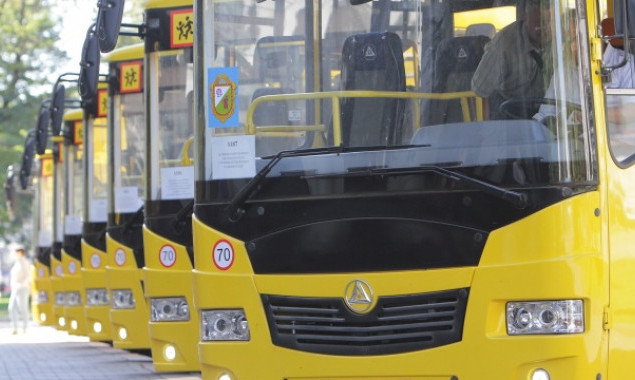 Для учнів зруйнованих шкіл на Київщині виділять шкільні автобуси