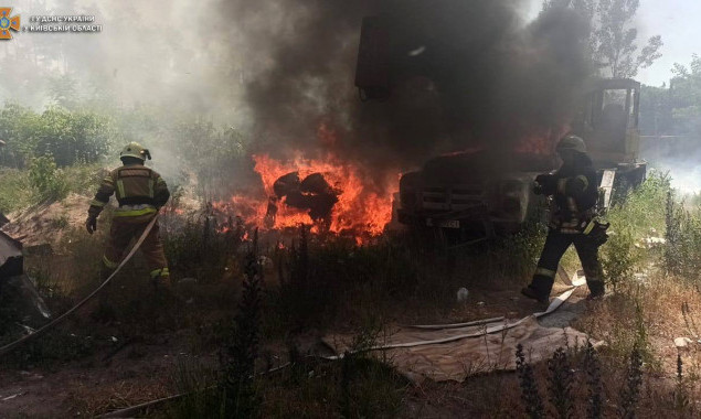 В Ірпені на Київщині внаслідок загорання трави спалахнула автотехніка (фото, відео)