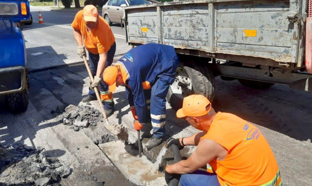 Столичні комунальники відновили ремонт дороги на вулиці Ентузіастів