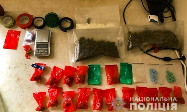Київська поліція вилучила у “збувача” наркотиків на понад 200 тисяч гривень