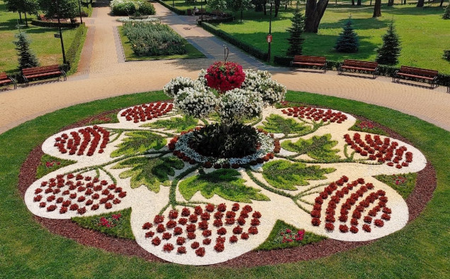 У столичному парку “Наталка” створили нову центральну квіткову композицію