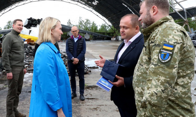 Посол США відвідала Гостомельський аеропорт під Києвом (фото)