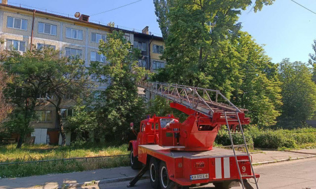 У Києві на Борщагівці при пожежі загинув чоловік, на Нивках пожежники врятували жінку з балкона палаючої квартири