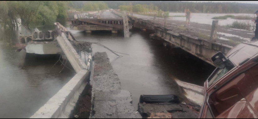 У Демидові завалився міст (фото)