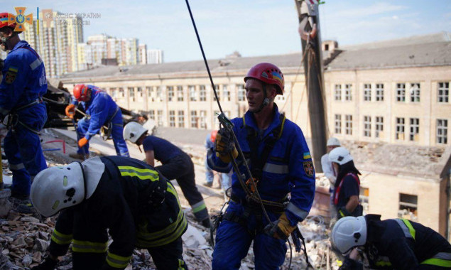 Ракетний обстріл Києва: рятувальники продовжують розбирати завали (фото)