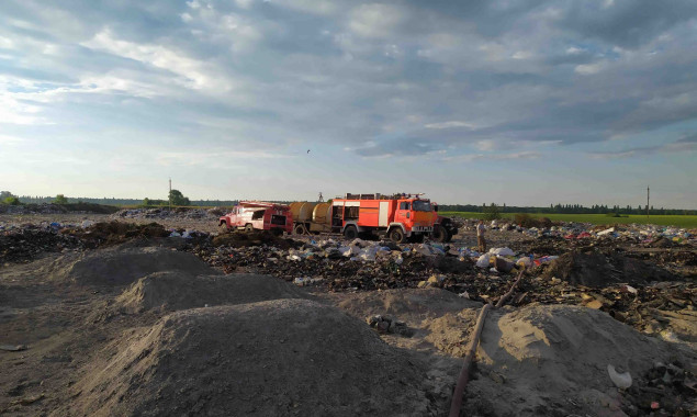 На Броварщині рятувальники за добу загасили пожежу на сміттєзвалищі