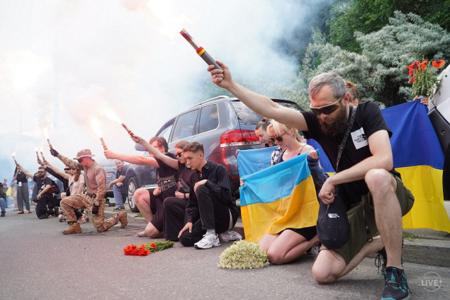 У Києві сотні людей стали на коліна, щоб віддати останню шану загиблому герою Роману Ратушному (фото)